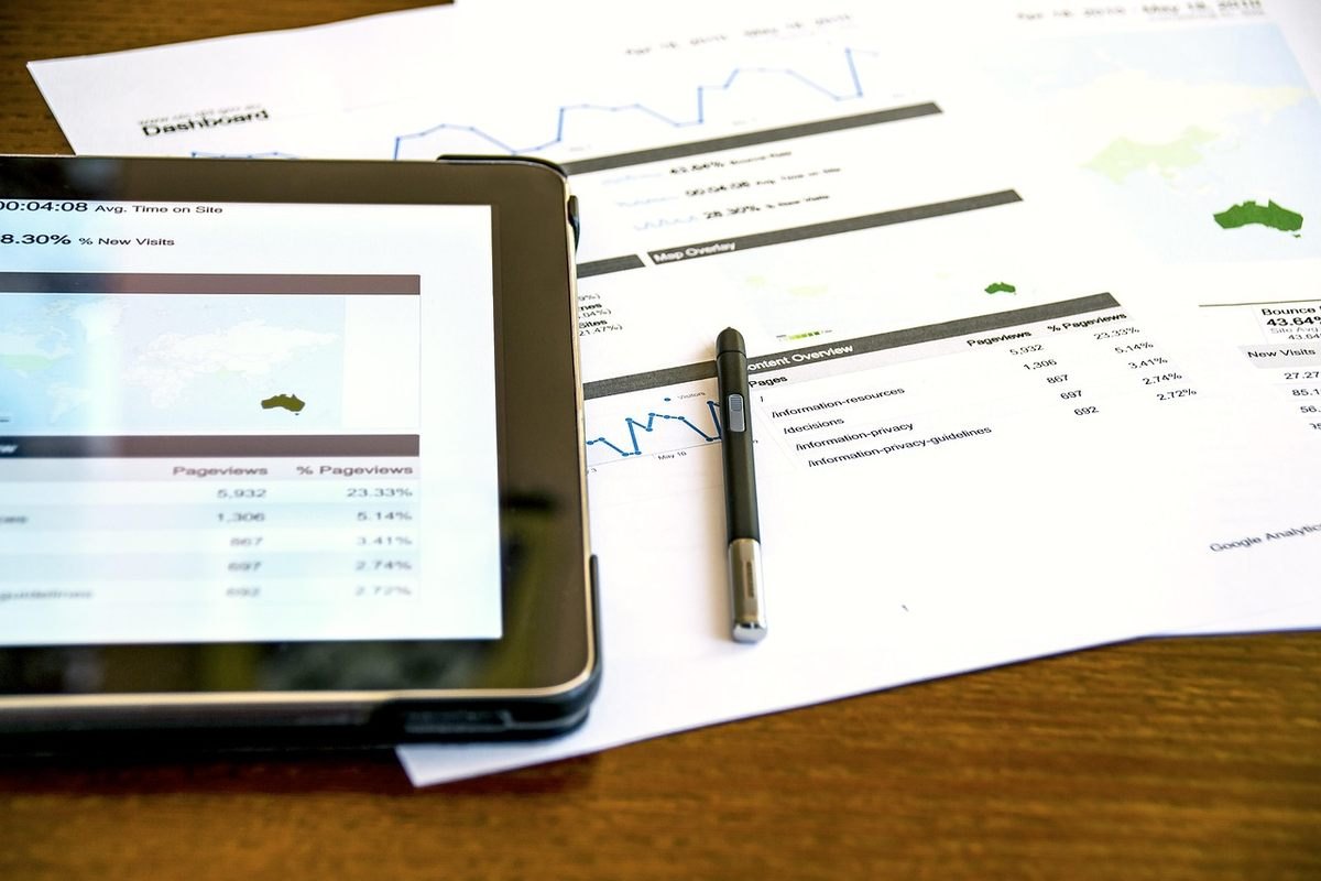 Tablette, documents, stylo sur table en bois, analyse de données Tablette, documents, stylo sur table en bois, analyse de données