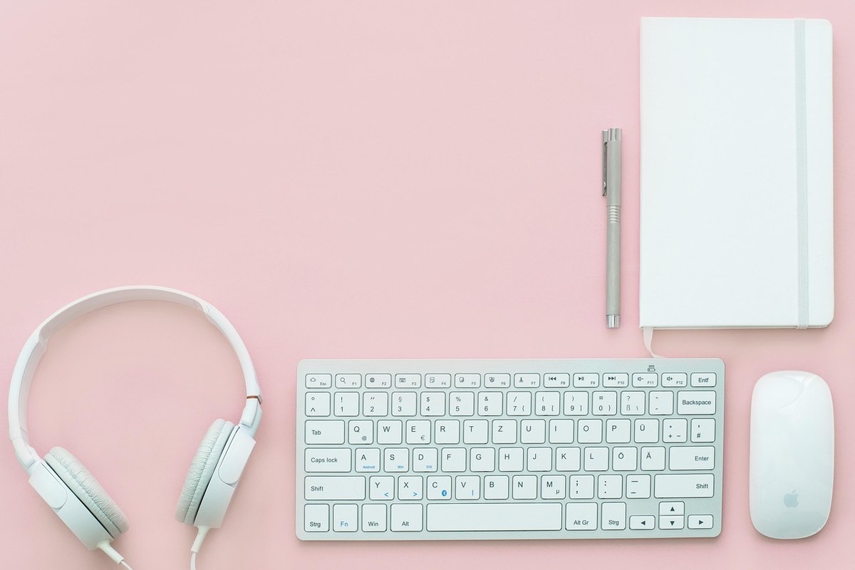 Personne en train de préparer une campagne email sur son ordinateur portable